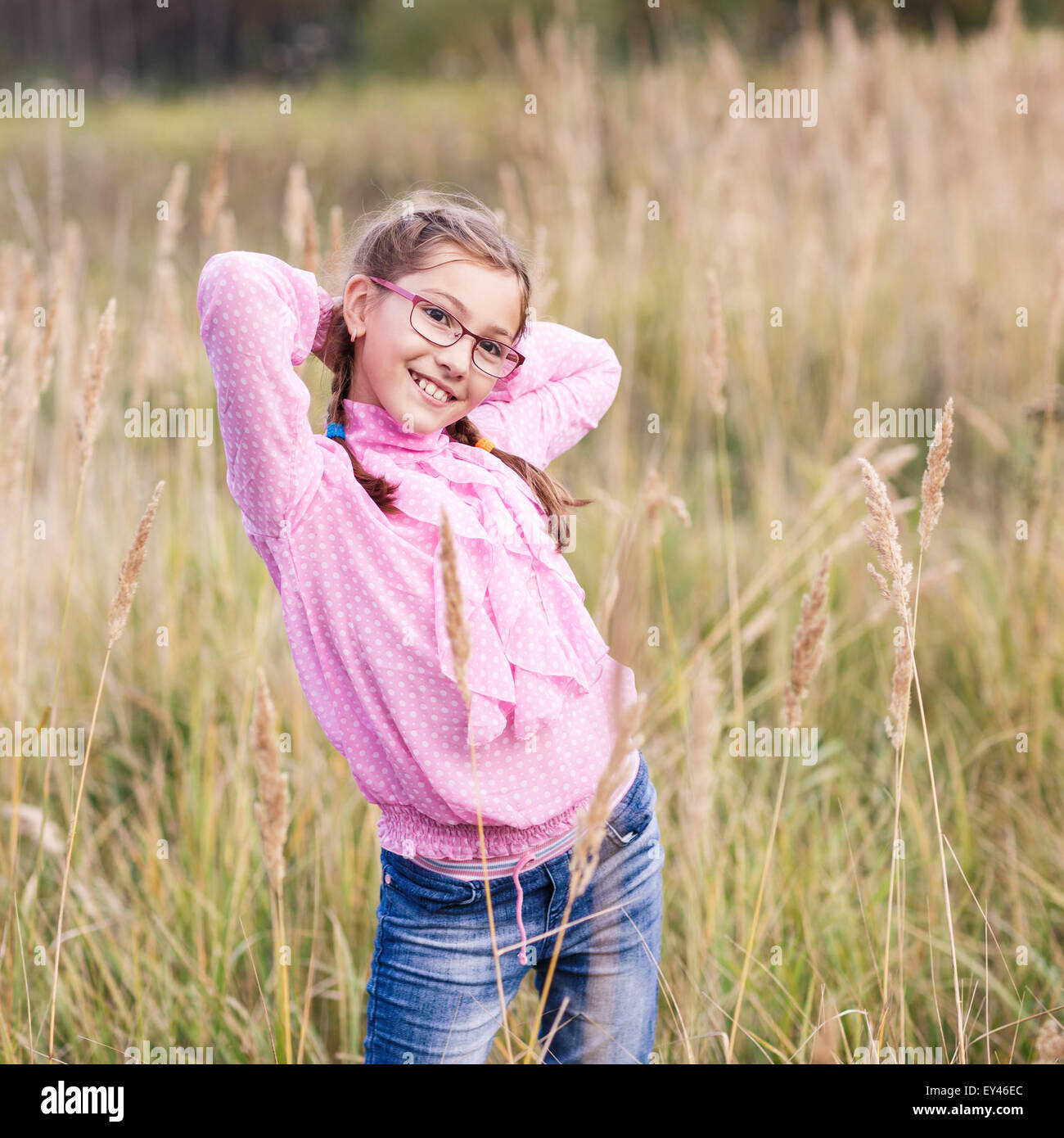 Adorabile ragazza con gli occhiali Foto Stock