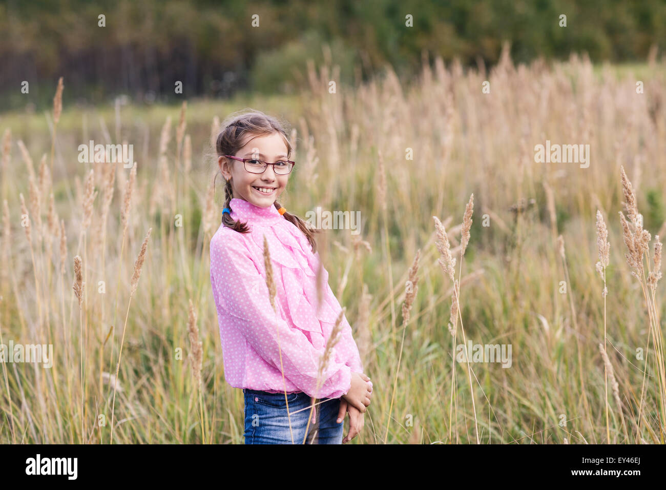 Adorabile ragazza con gli occhiali Foto Stock