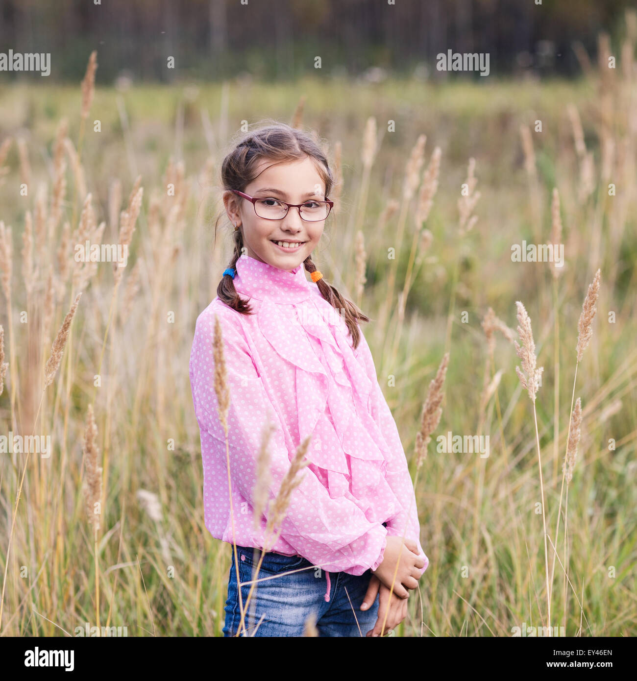 Adorabile ragazza con gli occhiali Foto Stock