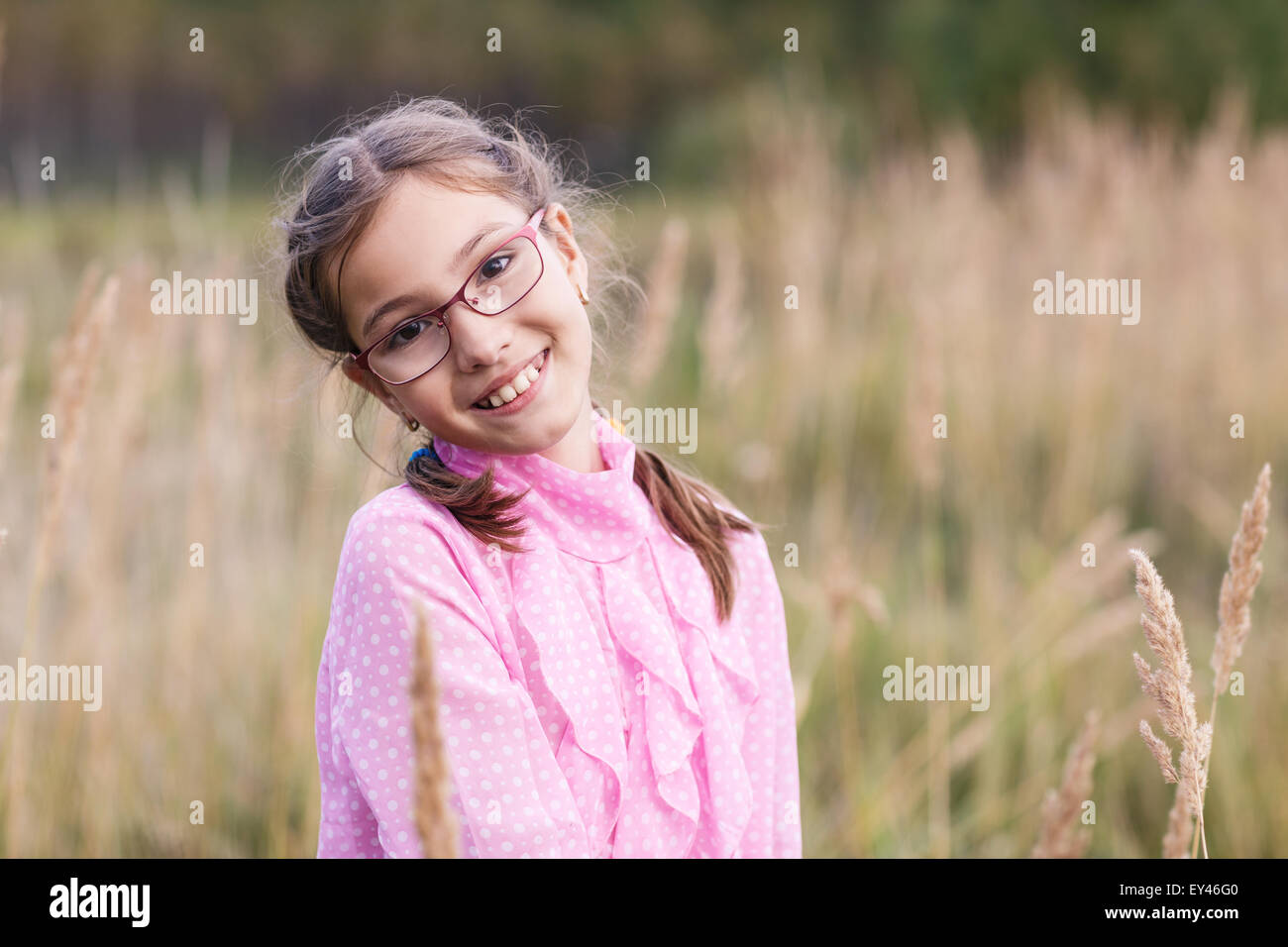 Adorabile ragazza con gli occhiali Foto Stock