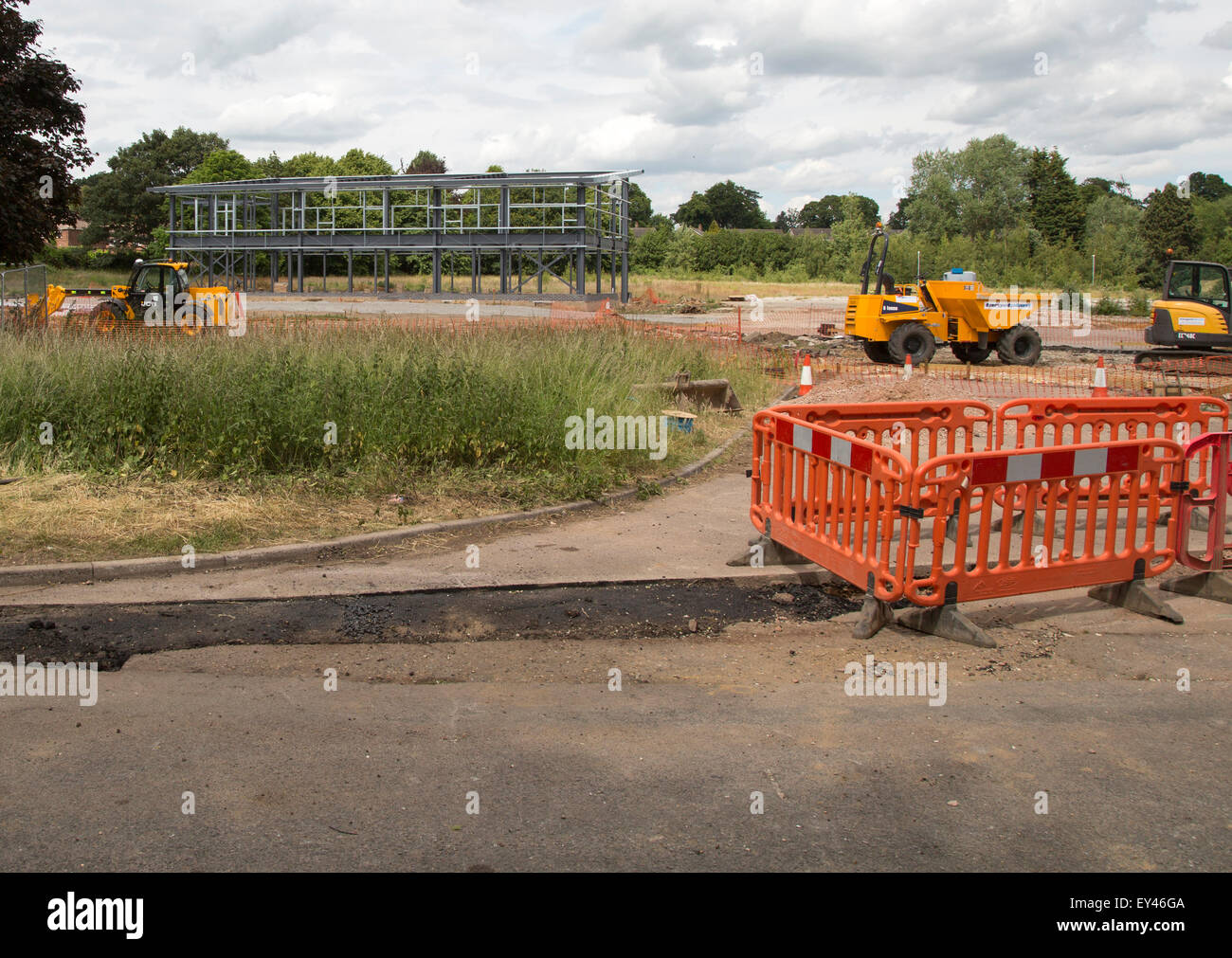 Telaio in acciaio del nuovo edificio in costruzione sito con macchinari, Melton, Suffolk, Inghilterra, Regno Unito Foto Stock