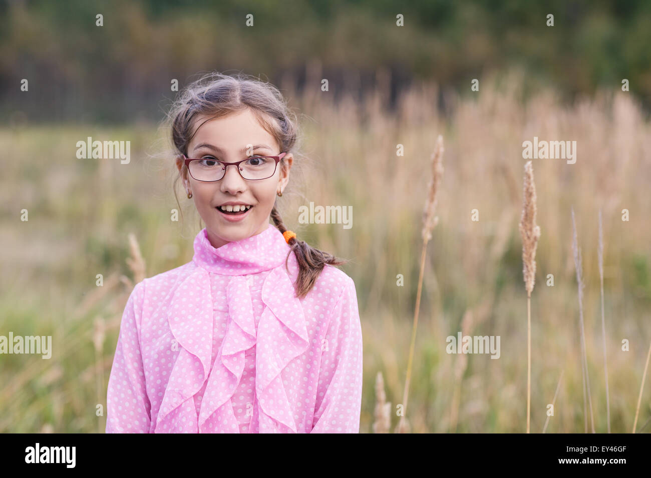 Adorabile ragazza con gli occhiali Foto Stock