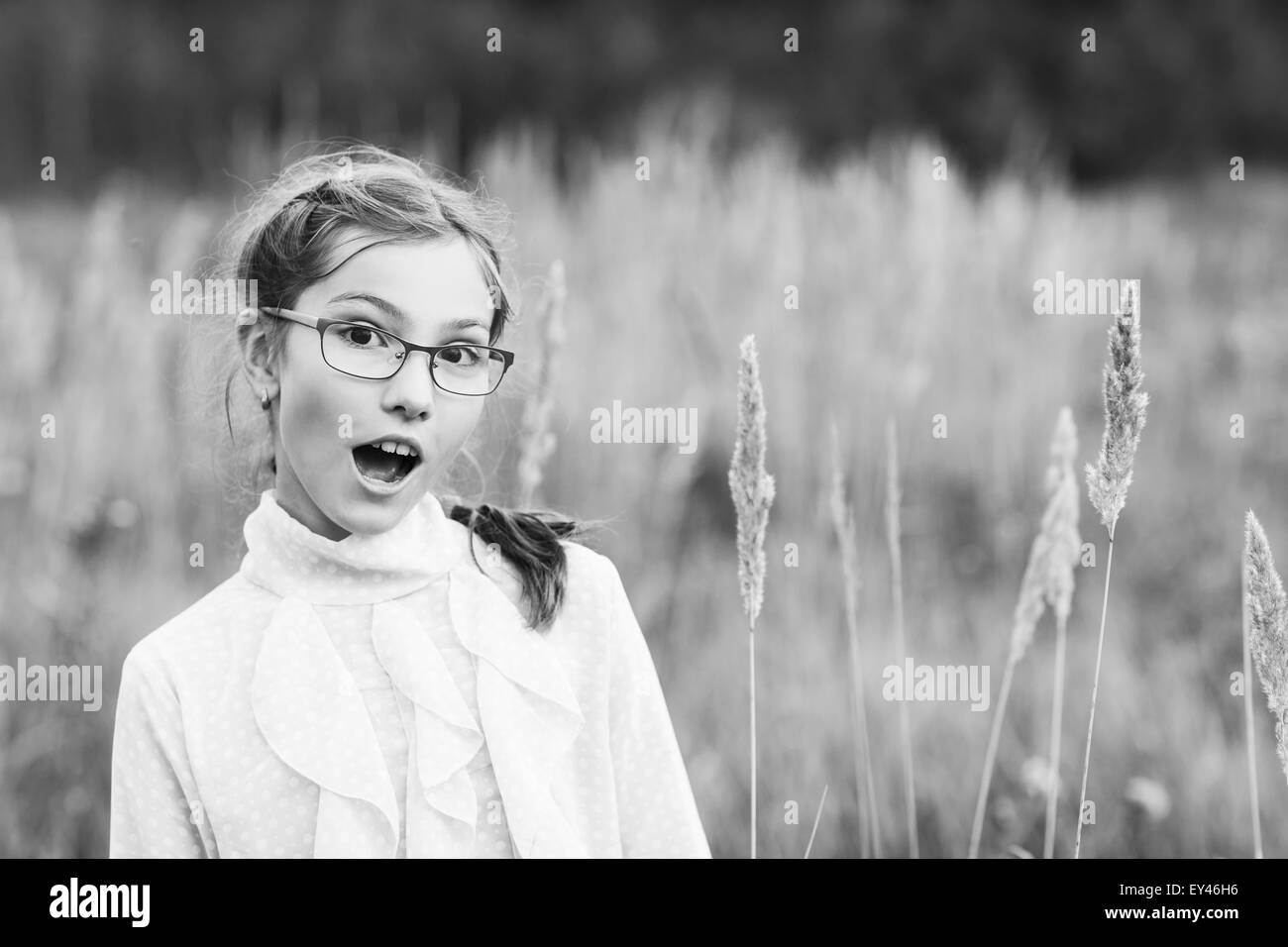 Adorabile ragazza con gli occhiali Foto Stock