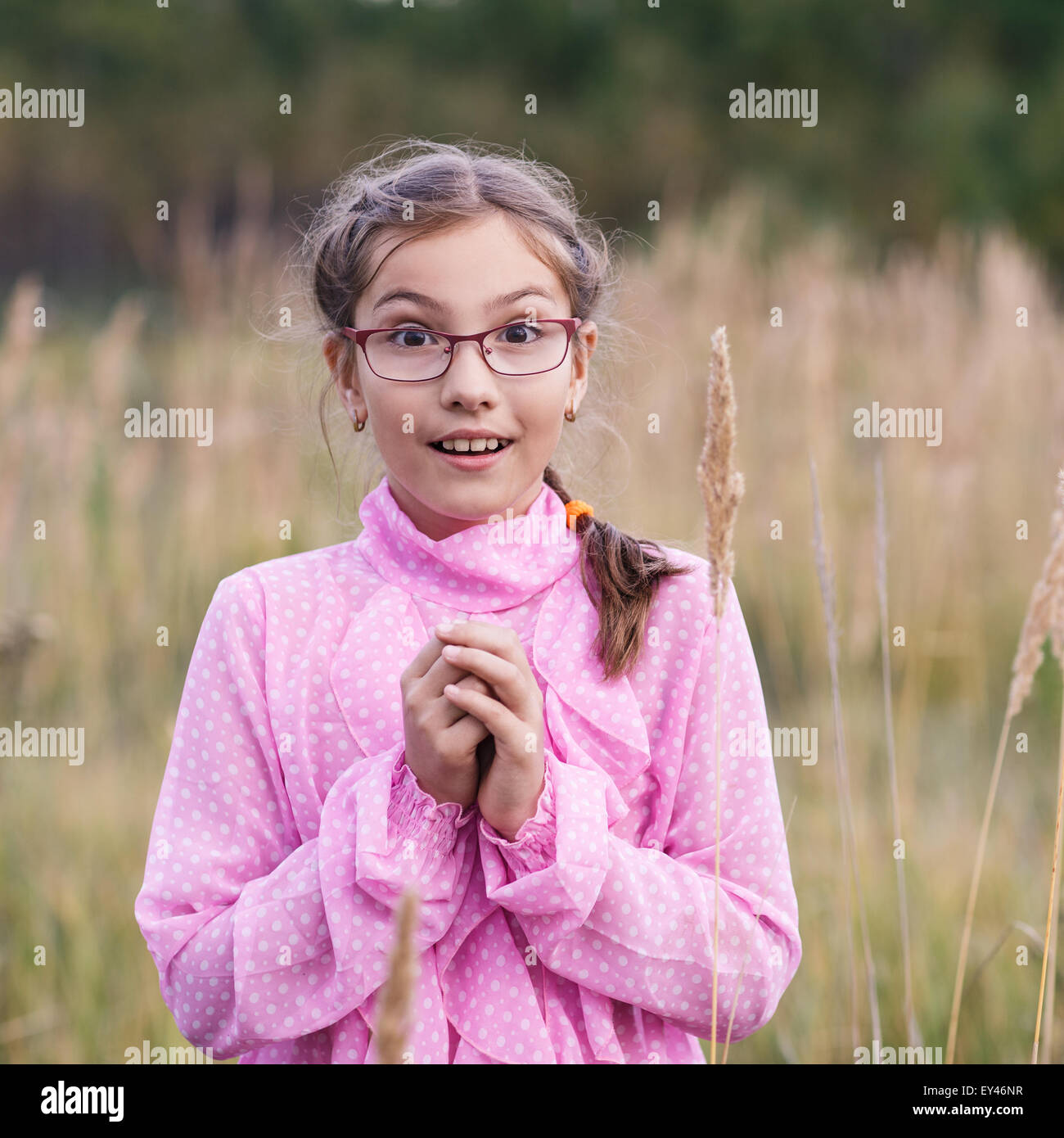 Adorabile ragazza con gli occhiali Foto Stock