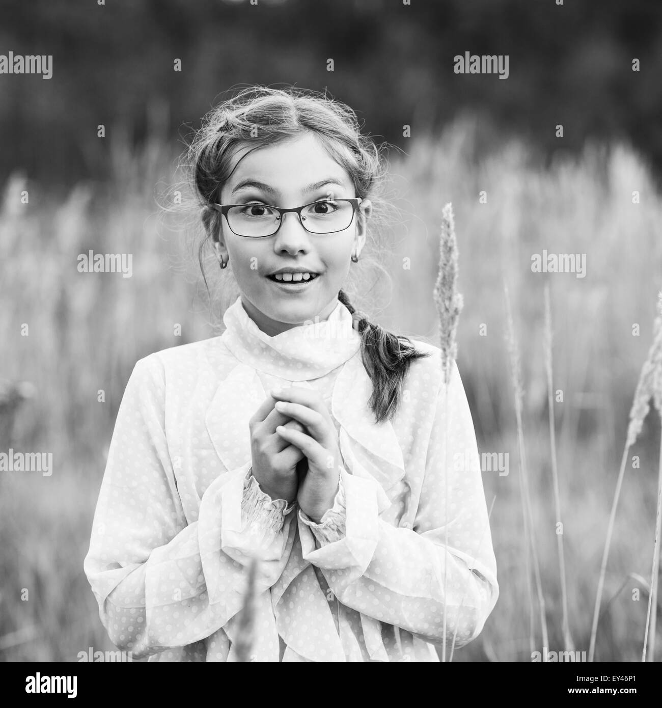 Adorabile ragazza con gli occhiali Foto Stock