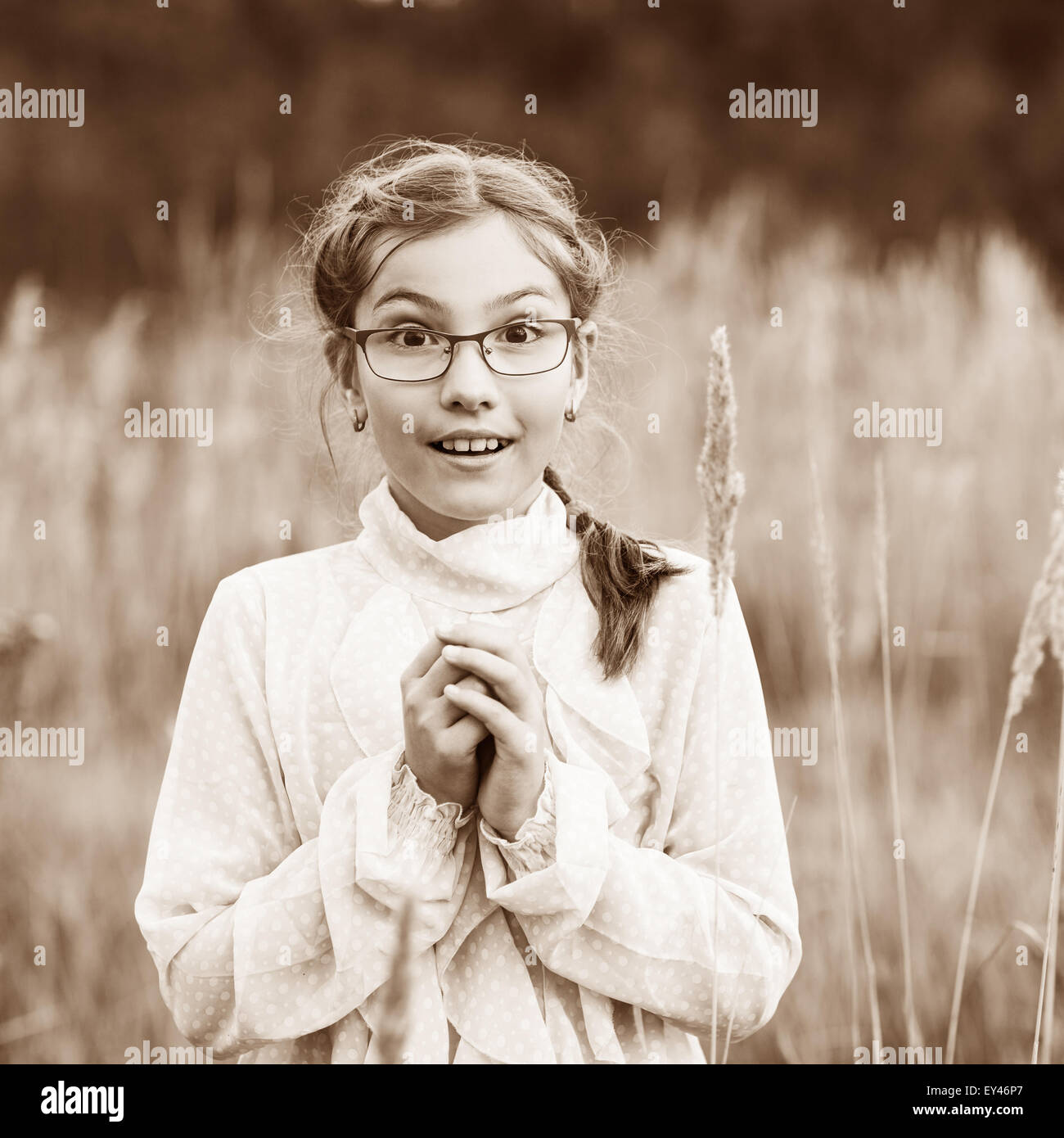 Adorabile ragazza con gli occhiali Foto Stock