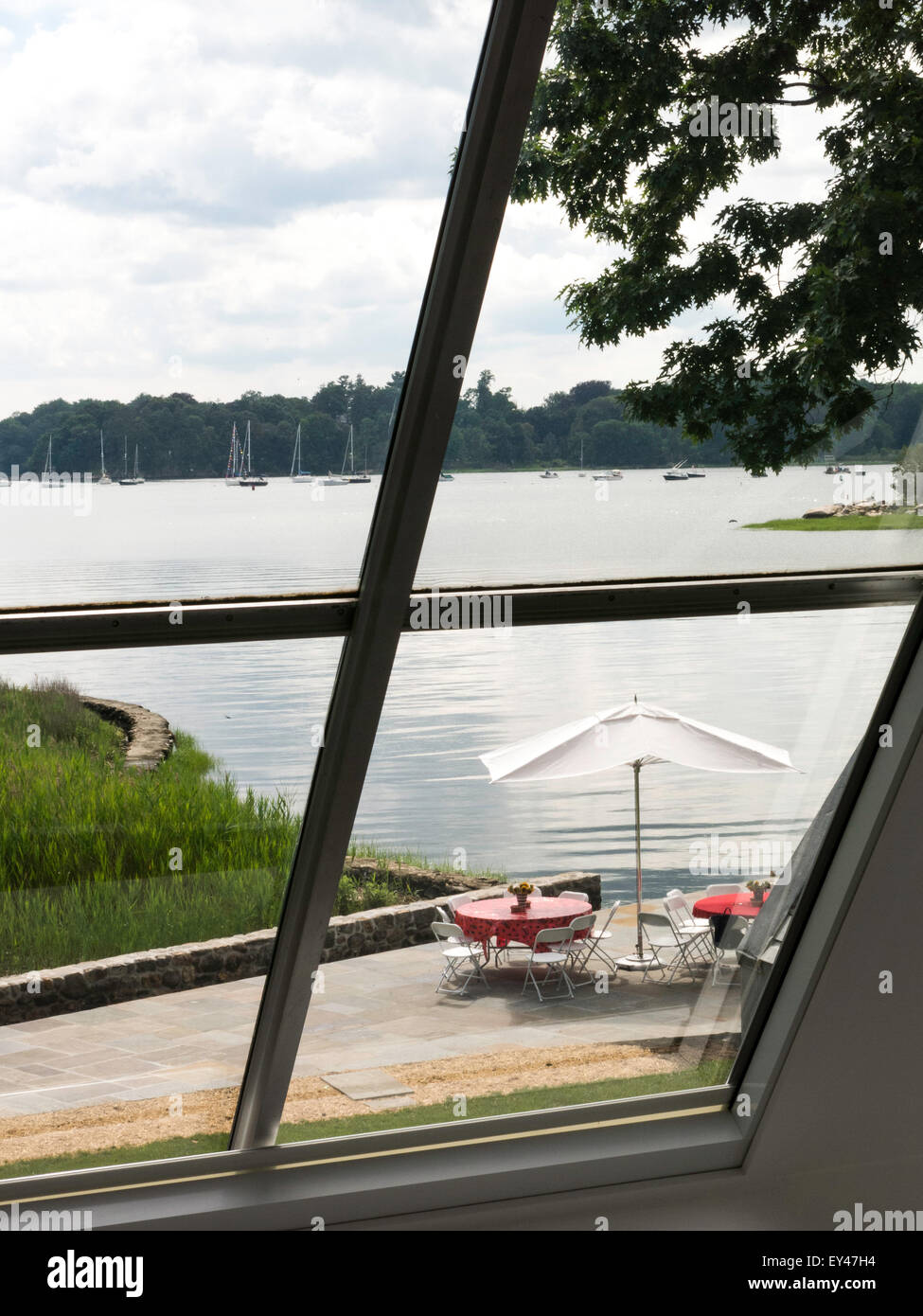 Vista dalla casa residenziale che si affaccia su un patio e Long Island Sound, CT, Stati Uniti d'America Foto Stock
