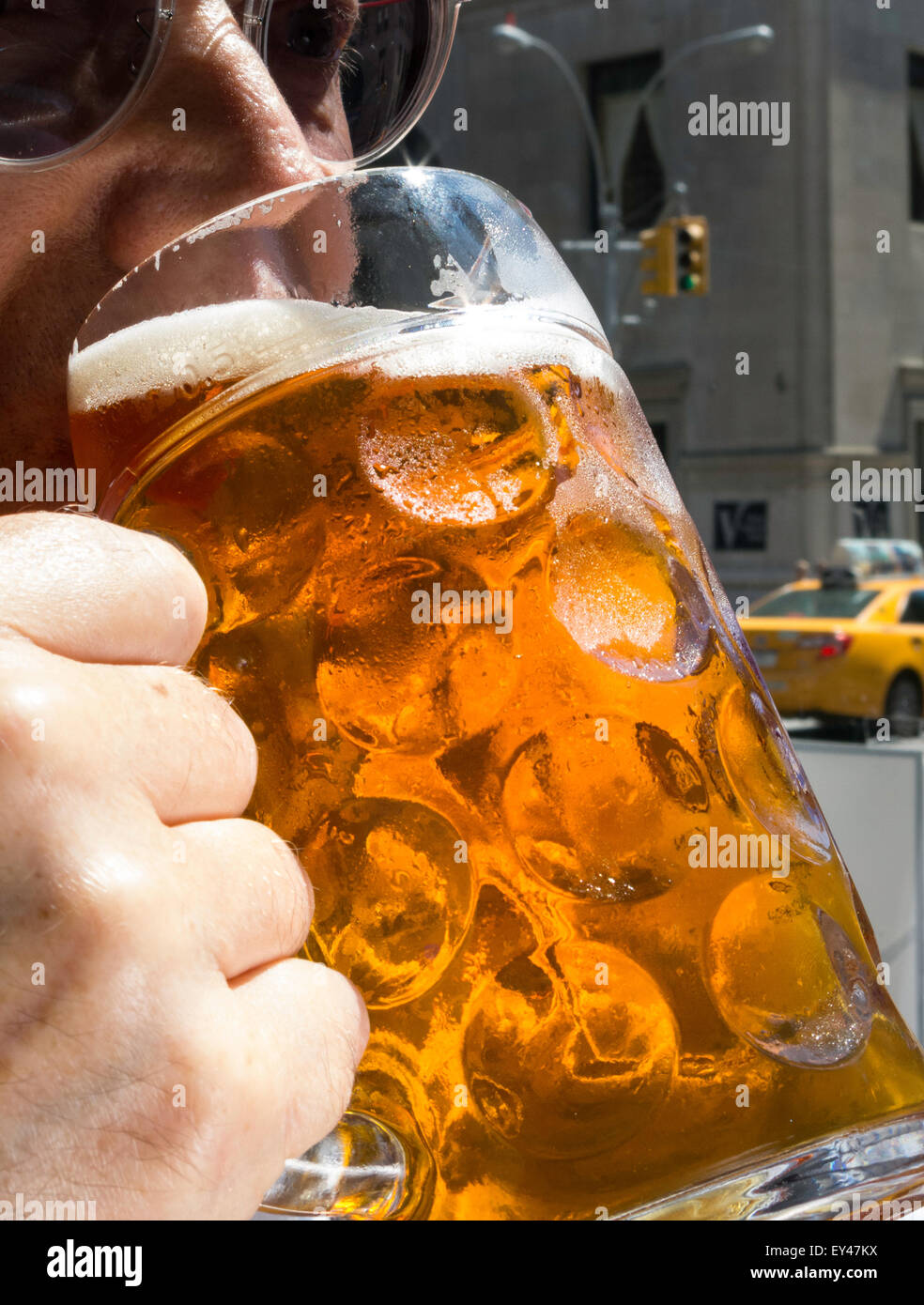 Senior uomo apint potabile di birra in apub Foto Stock