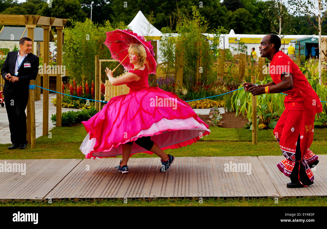 Tatton Park, Cheshire, Regno Unito. 21 Luglio, 2015. La RHS Flower Show a Tatton Park si apre. Vivacemente colorato ballerini sfilano per lo spettacolo Foto Stock