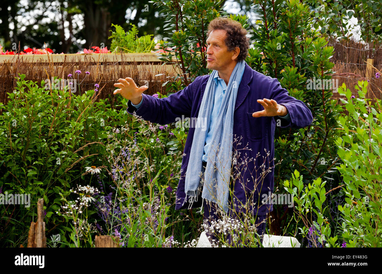 Tatton Park, Cheshire, Regno Unito. 21 Luglio, 2015. La RHS Flower Show a Tatton Park si apre. Presentatore televisivo Monty Don registra un pezzo alla fotocamera prima dello spettacolo apre al pubblico Foto Stock