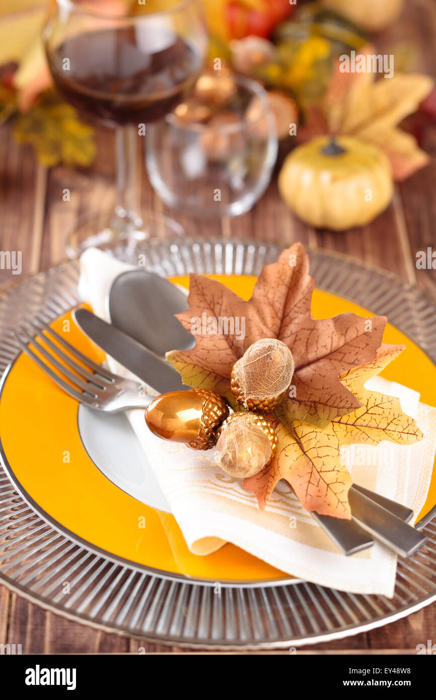 Luogo di autunno impostazione con foglie, candele e zucche. Foto Stock