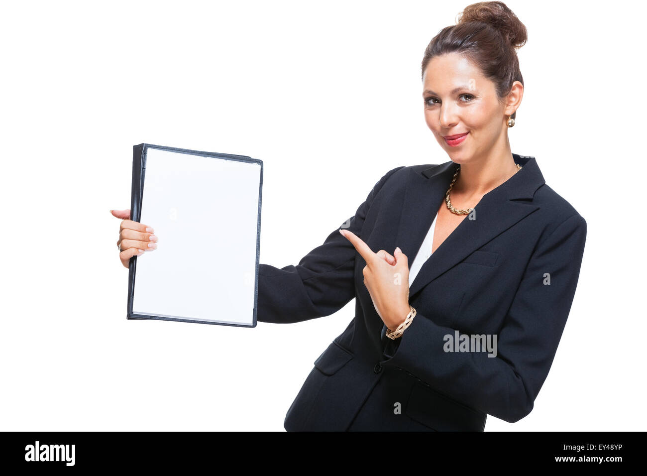 Mezzo Corpo colpo di una giovane imprenditrice che mostra un bianco pulito documento con copia spazio, isolati su sfondo bianco. Foto Stock