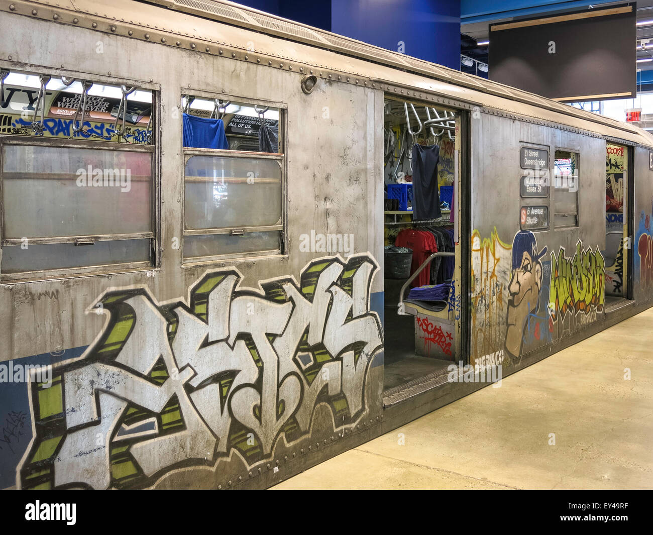 Asics Store-Times Square, Vintage metropolitana Display Auto, NYC, STATI UNITI D'AMERICA Foto Stock