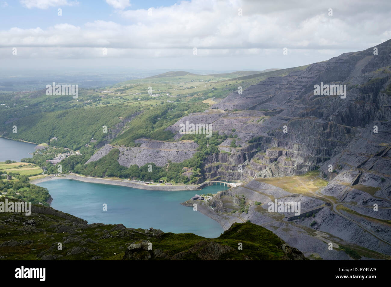 Dinorwig idro-hydropower elettrica Power Station e in disuso cava di ardesia da Llyn Peris serbatoio in Snowdonia. Llanberis Gwynedd Wales UK Foto Stock