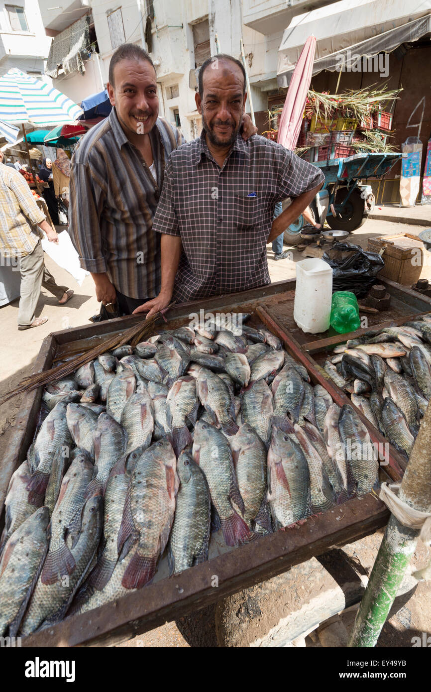 Venditori di pesce, suq, Rosetta, Egitto Foto Stock