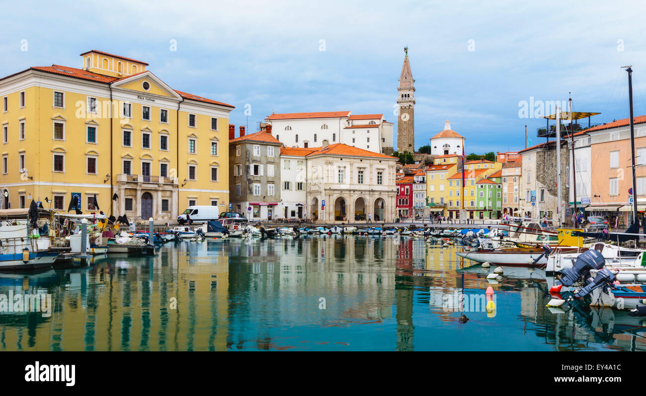 Pirano, Primorska, Slovenia. Vista sul porto di Tartinijev trg (o quadrata) e la guglia di San Giorgio e la cattedrale. Foto Stock