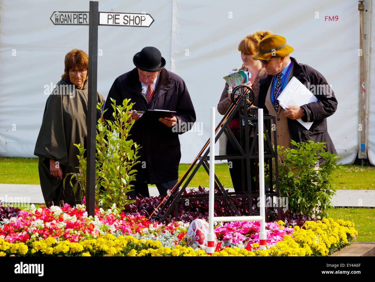 Tatton Park, Cheshire, Inghilterra, Regno Unito - 21 Luglio 2015 - RHS Flower Show a Tatton Park si apre. Giudici meditare una mostra giardino prima della mostra apre al pubblico. Foto Stock