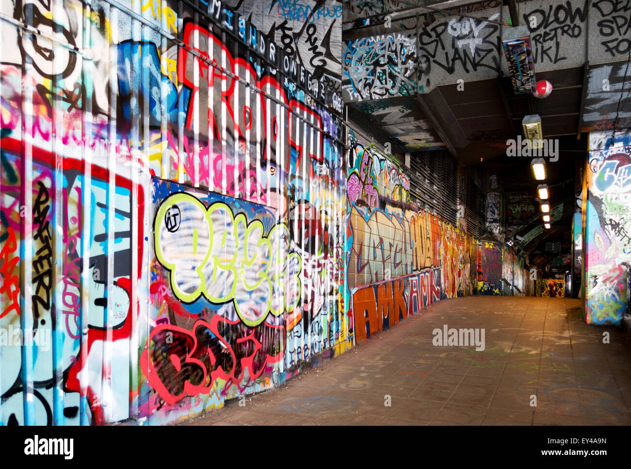 Coloratissimo graffito in Leake street tunnel, Waterloo, Londra Inghilterra REGNO UNITO Foto Stock