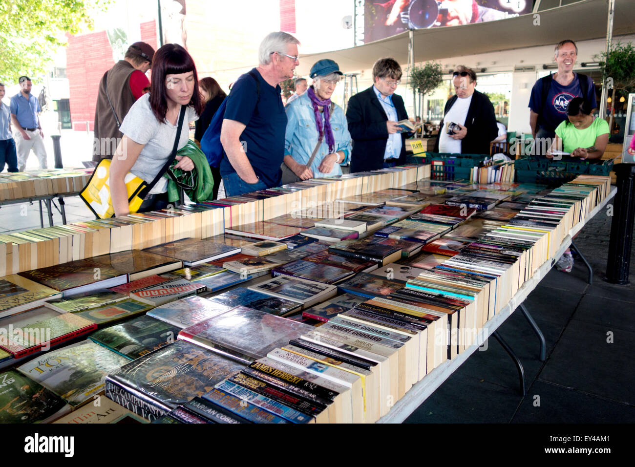 People shopping in corrispondenza di una seconda mano di stallo del libro, South Bank di Londra Inghilterra REGNO UNITO Foto Stock