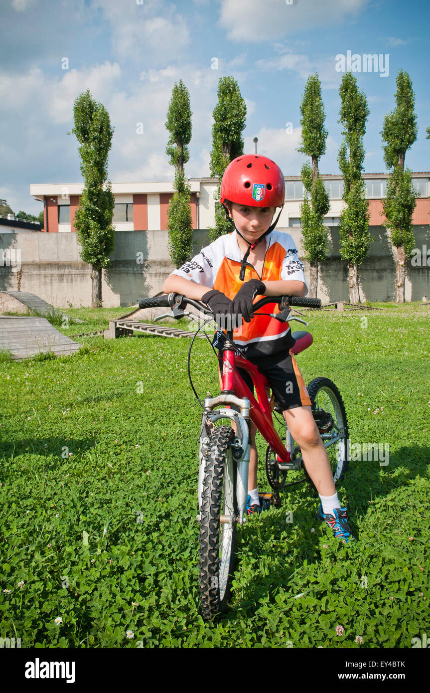 Giovane ragazzo nel casco in Mountain Bike Foto Stock