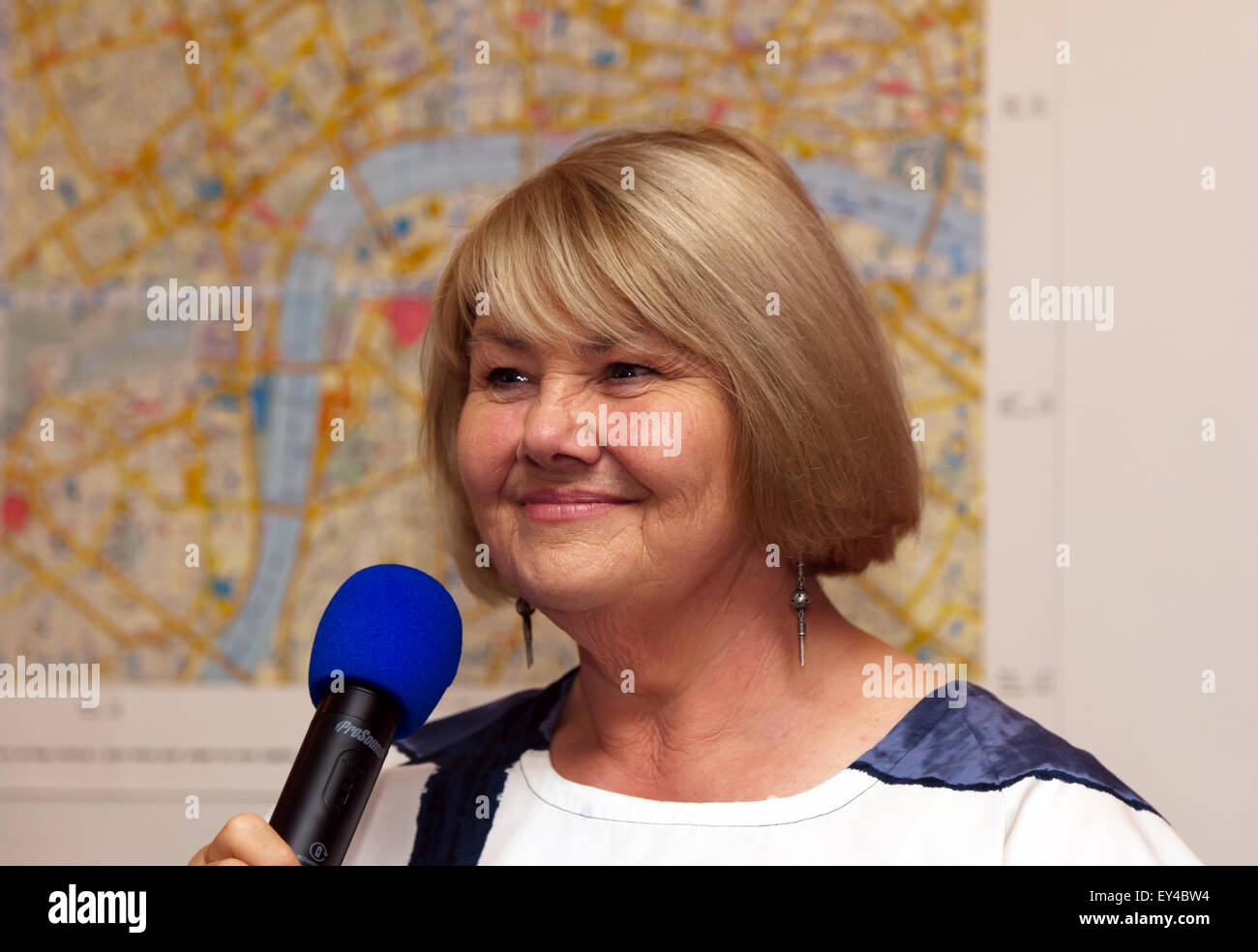 Ritratto dell'attrice, Annette Badland, adottate nel corso di una sessione di domande e risposte al pianeta piana, Soho, Londra Foto Stock