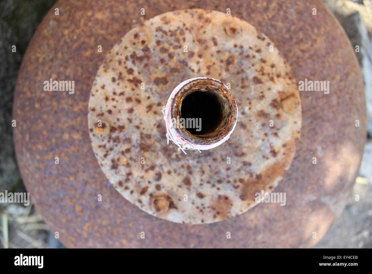 Un pezzo di vecchie e arrugginite motore di acqua Foto Stock