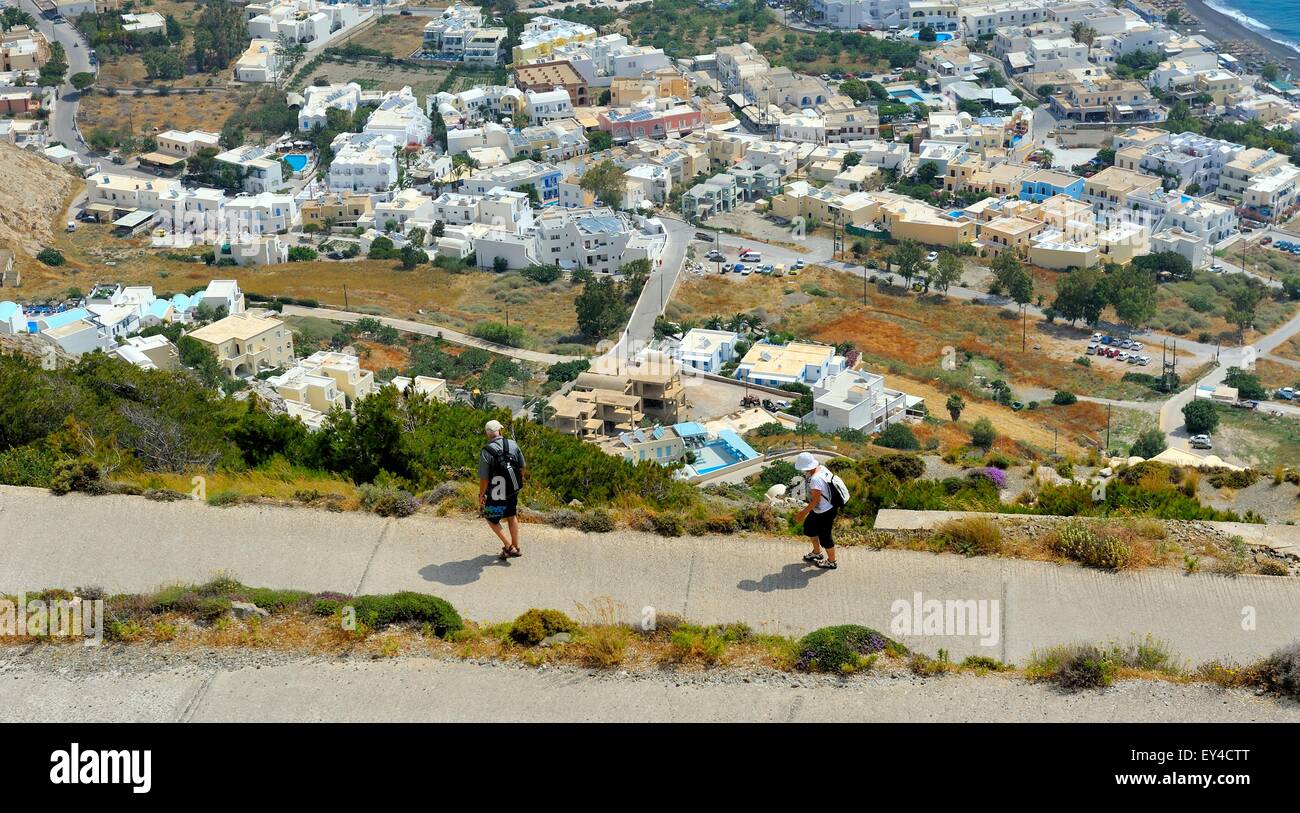 La gente a piedi fino alla strada per Antica Thira con Kamari in distanza. Santorini, Grecia Foto Stock