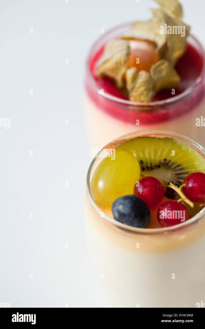 Crema vaniglia in vetro e frutti vari Foto Stock