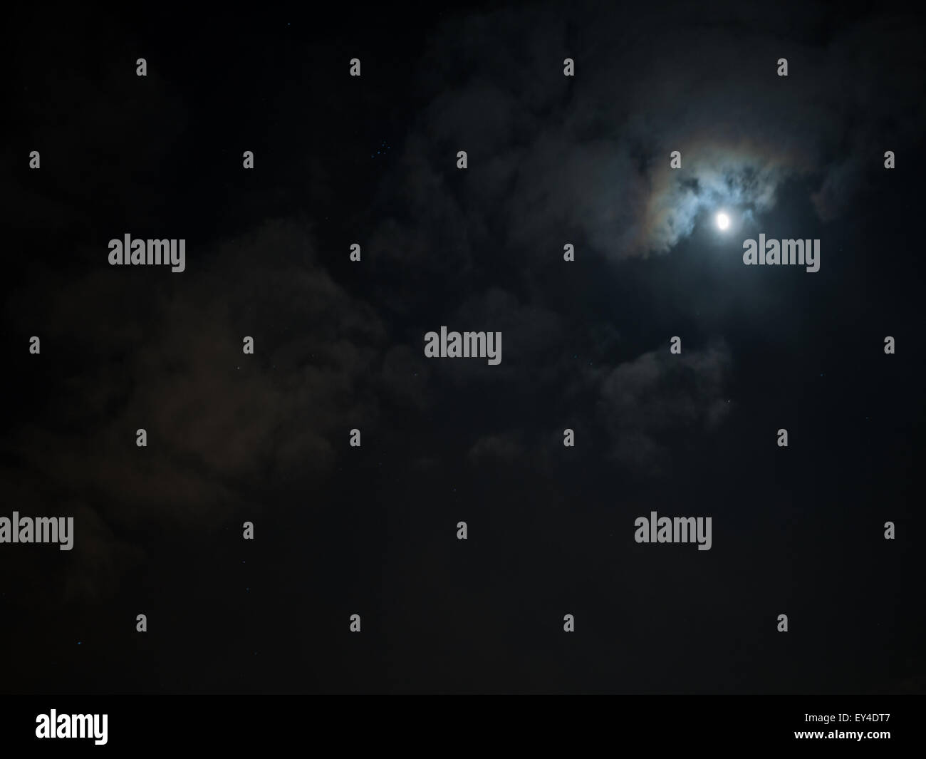 Notte cielo nuvoloso con stelle e luna Foto Stock