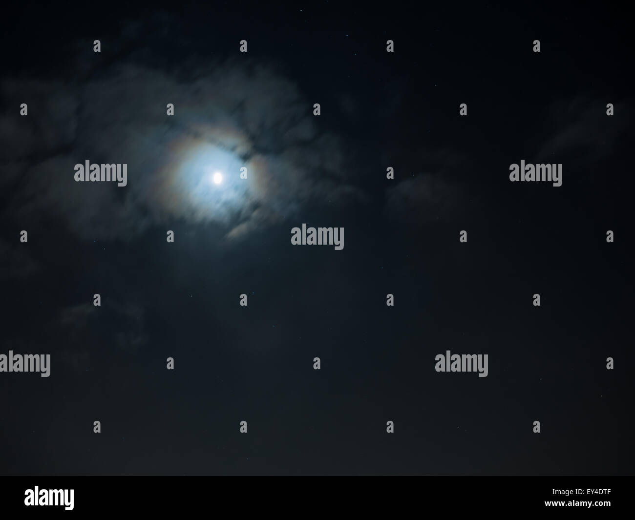 Notte cielo nuvoloso con stelle e luna Foto Stock