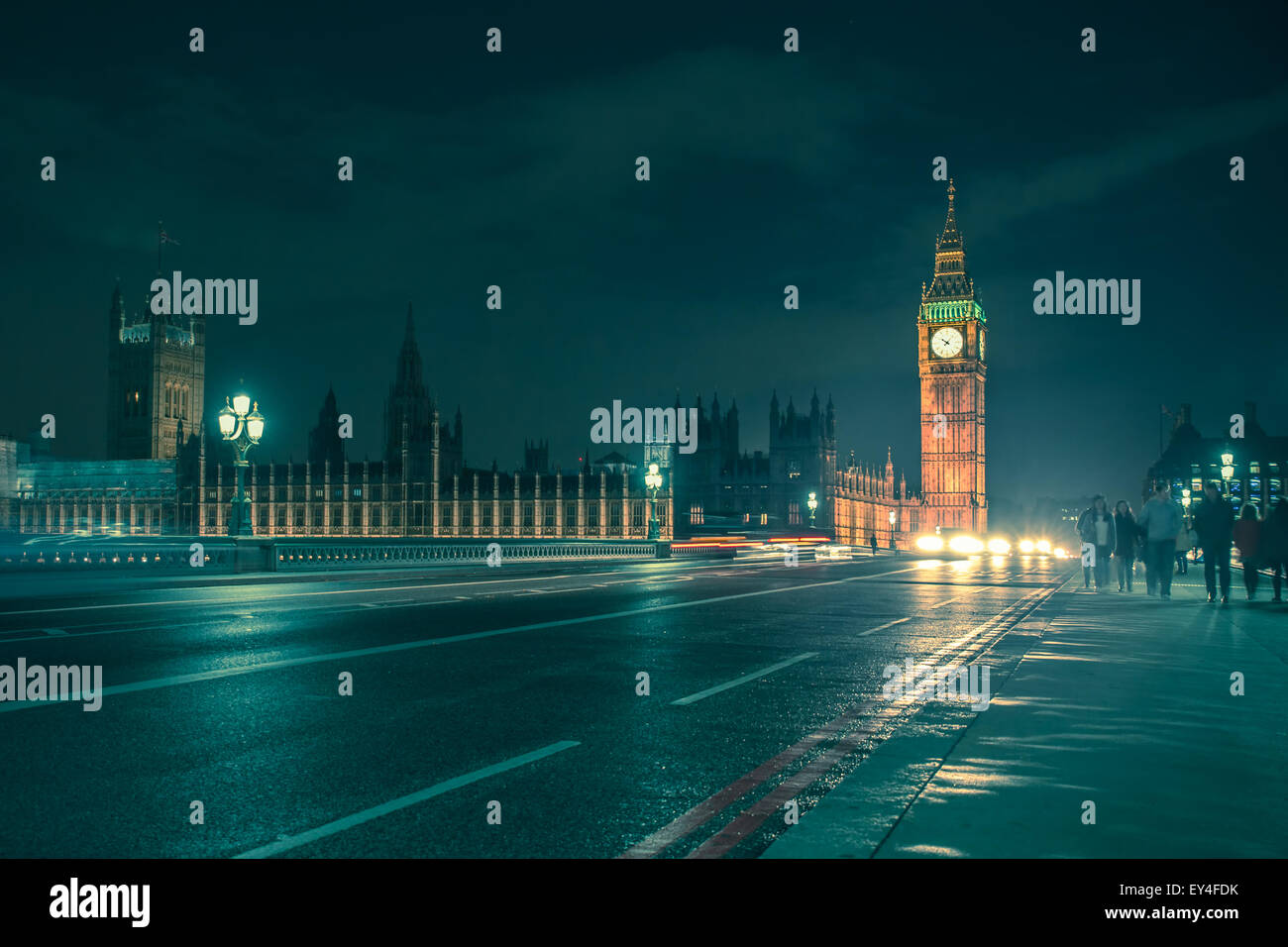 London, Regno Unito - 8 Ottobre 2014: vista notturna di Big Ben attraverso con Westminster Bridge su un panno di notte con auto e peo Foto Stock
