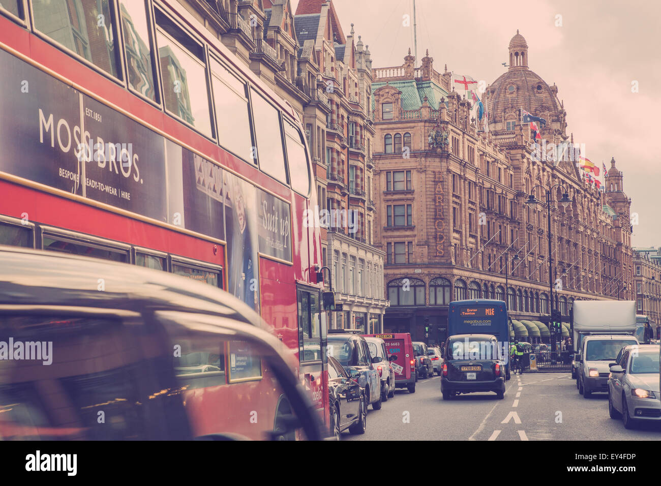 London, Regno Unito - 8 Ottobre 2014: stile vintage street view di Londra lungo la trafficata Brompton Road a Londra con Harrods a Foto Stock