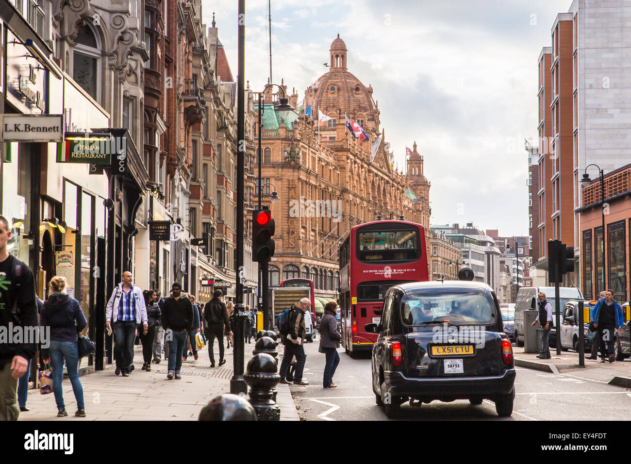 London, Regno Unito - 8 Ottobre 2014: Street View di Londra lungo la trafficata Brompton Road a Londra con Harrods e iconico dopp Foto Stock