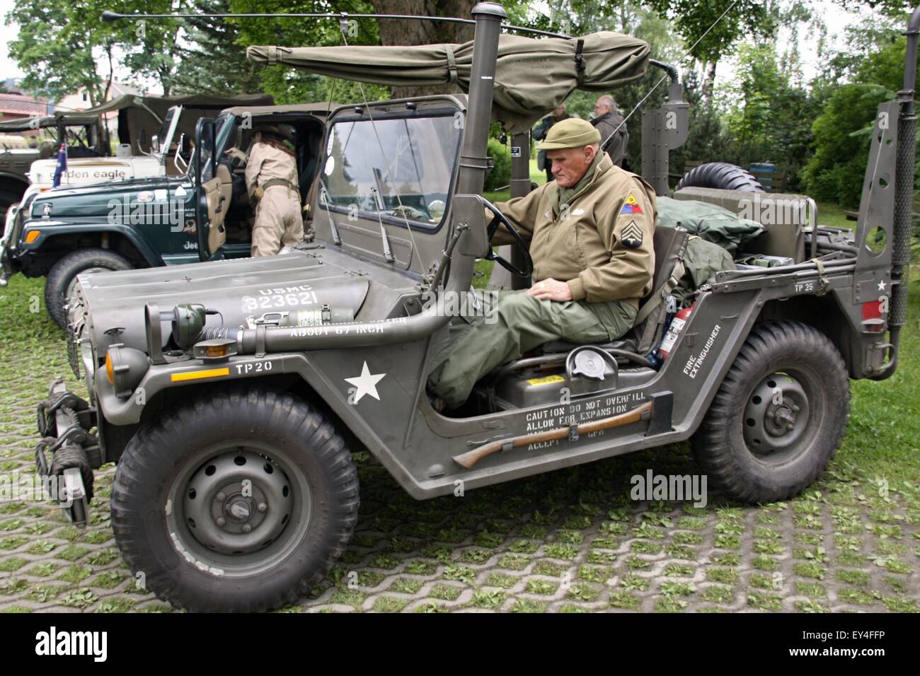 Militari e dei veterani di guerra mondiale II US Army Jeep sul display nel villaggio vicino al confine della Germania Foto Stock