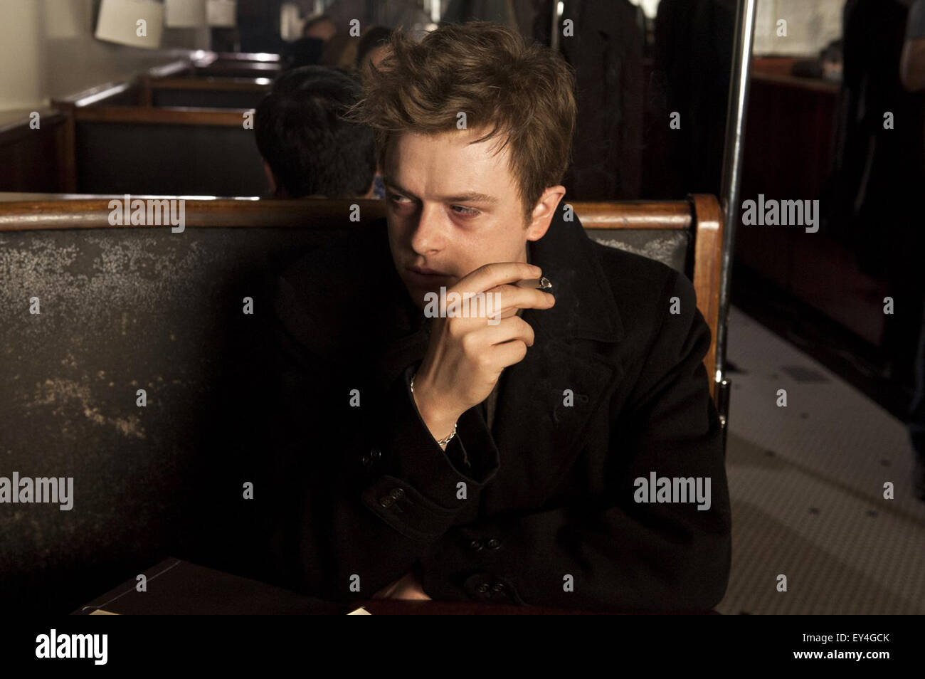 La vita è un dramma 2015 film diretto da Anton Corbijn e scritto da Luca Davies. Essa è basata sull'amicizia della vita fotografo Dennis Stock e attore di Hollywood James Dean. Questa fotografia è per il solo uso editoriale ed è il copyright del film company e/o il fotografo assegnato dal film o società di produzione e può essere riprodotto solo da pubblicazioni in congiunzione con la promozione del film di cui sopra. Un credito per il film company è richiesto. Il fotografo deve anche essere accreditato quando noto. Foto Stock