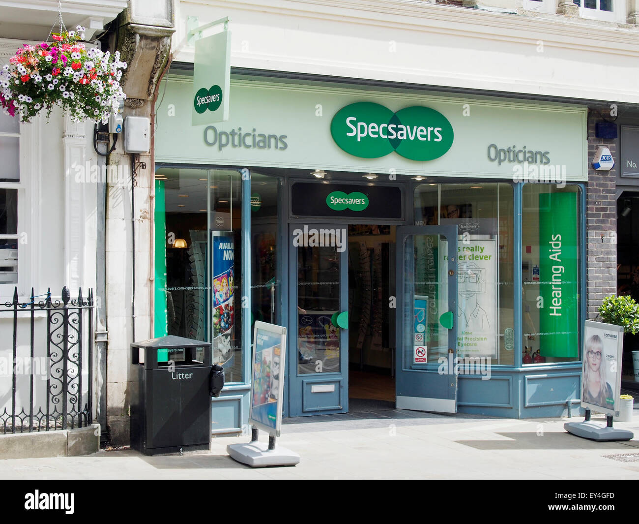 Specsavers opticians store nella High Street, Winchester, Hampshire Foto Stock