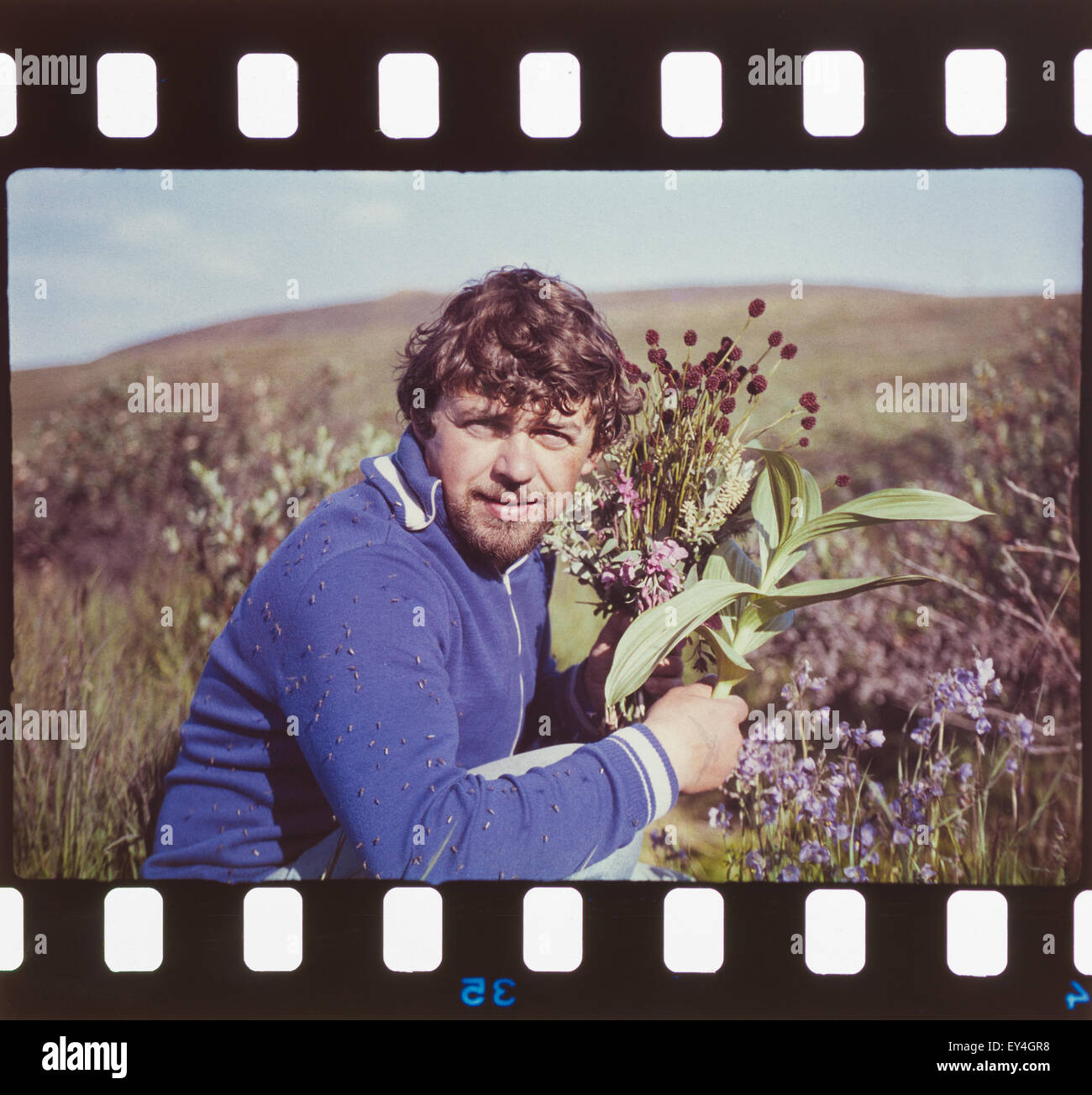 Ritratto di giovane oro sovietico-prospector tenendo selvaggio fiore per sweetheart - Vintage foto scattata nella tundra sulla penisola di Chukchi, Foto Stock