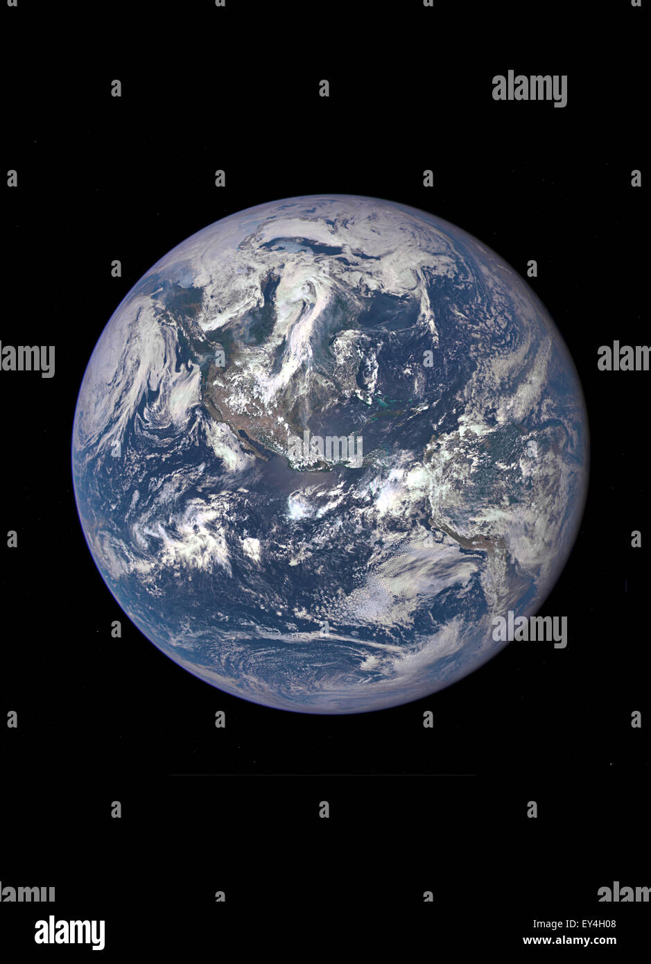 Una telecamera della NASA sullo spazio profondo Osservatorio Climatico (DSCOVR) via satellite restituisce il suo primo vista di tutto il lato soleggiato di messa a terra Foto Stock