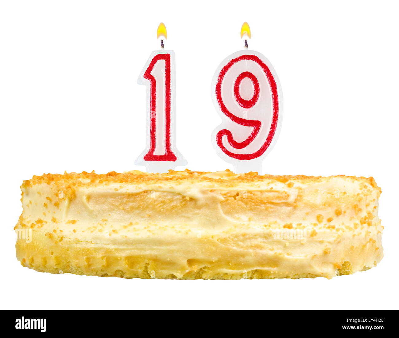 Torta di compleanno con candele numero diciannove isolati su sfondo bianco Foto Stock