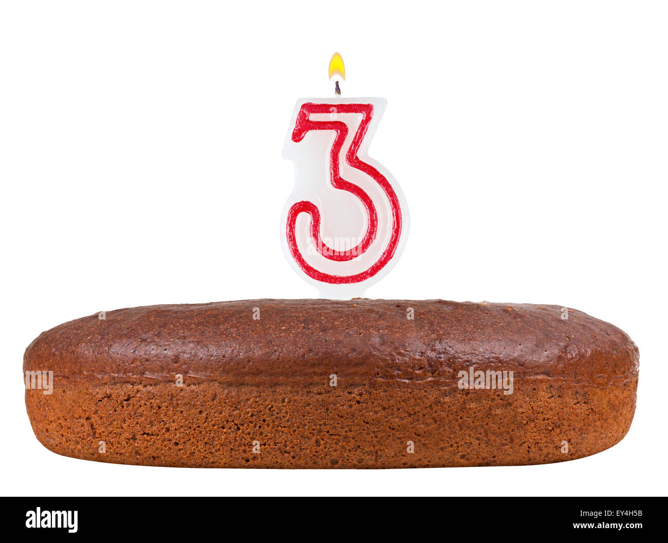 Torta di compleanno con candele numero 3 isolati su sfondo bianco Foto Stock