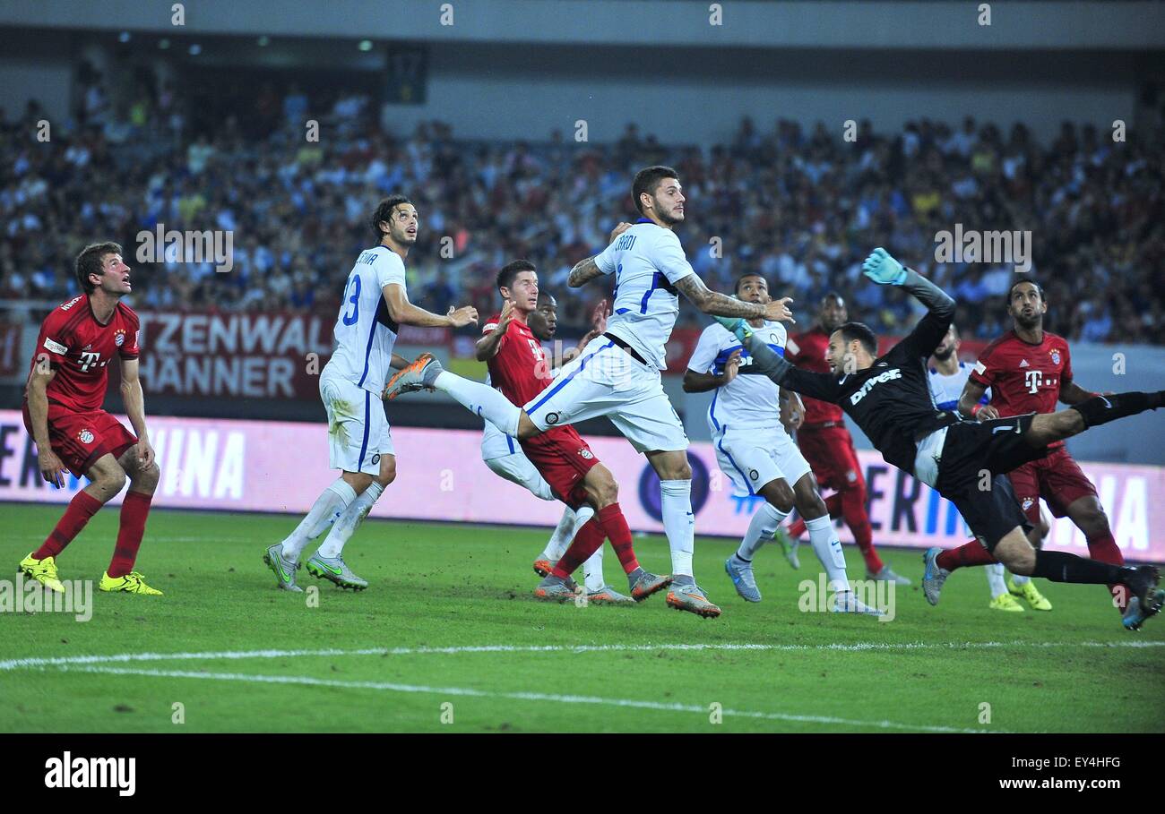 Shanghai, Cina. 21 Luglio, 2015. Inter Milan portiere SAMIR HANDANOVIC (R) in azione durante il match tra Bayern Monaco di Baviera vs Internazionale de Milano presso lo Stadio di Shanghai in Cina a Shanghai. (Credito Immagine: © Marcio Machado tramite filo di ZUMA) Credito: ZUMA Press, Inc./Alamy Live News Foto Stock