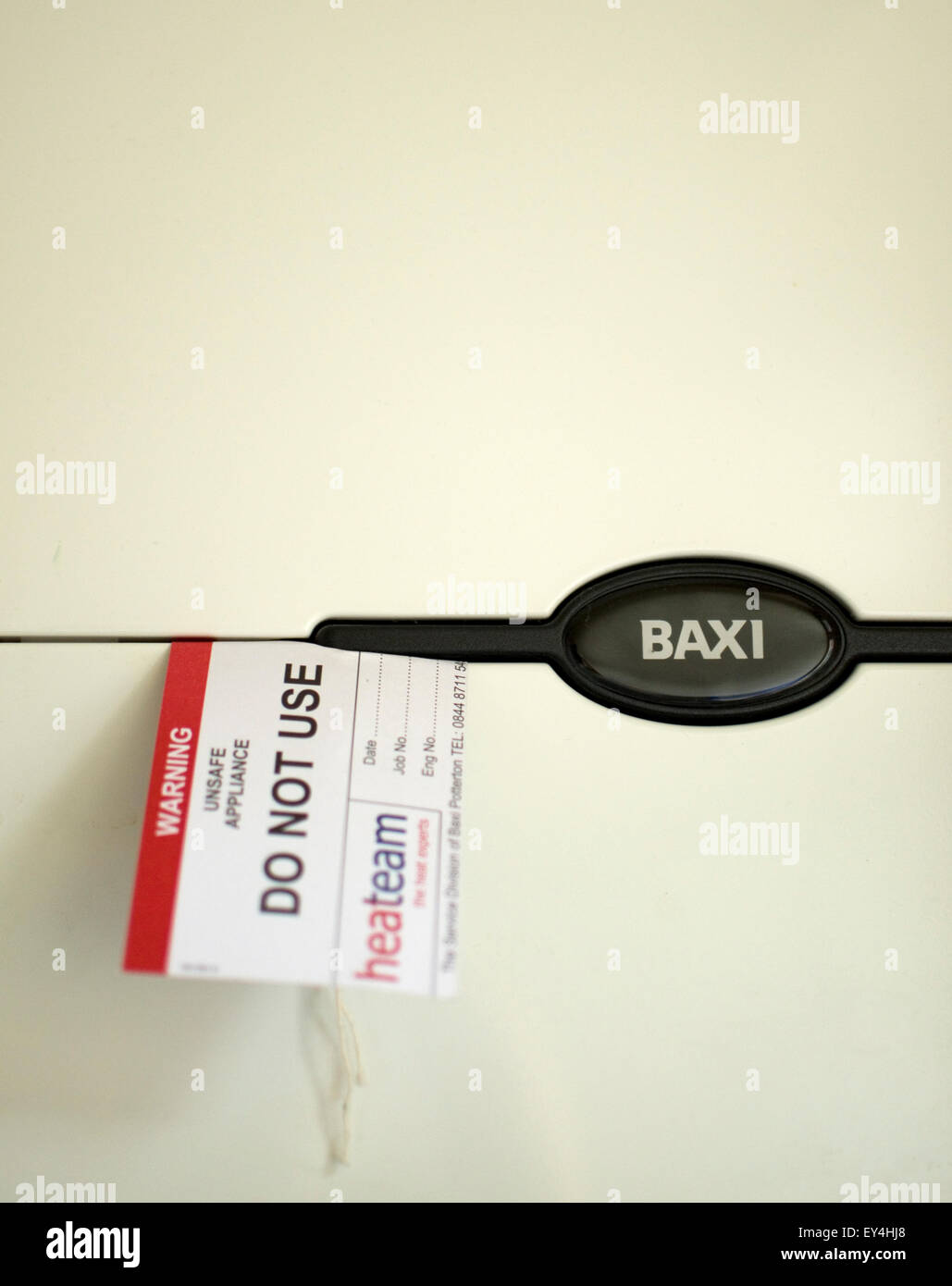 Condannato 'insicura apparecchio" caldaia avviso su un Baxi caldaia. Foto Stock