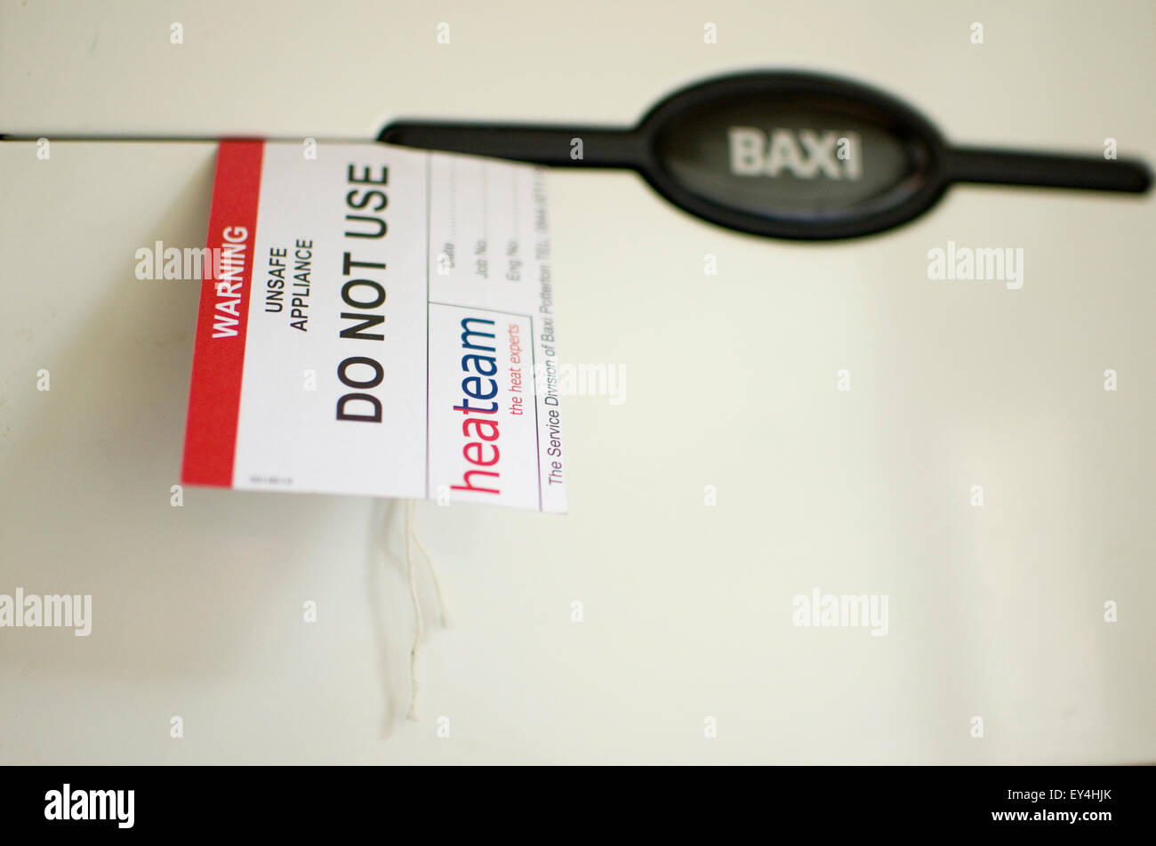 Condannato 'insicura apparecchio" caldaia avviso su un Baxi caldaia. Foto Stock