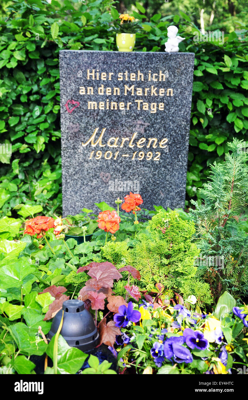 La pietra tombale di Marlene Dietrich in Städtischer Friedhof III cimitero di Berlino Foto Stock