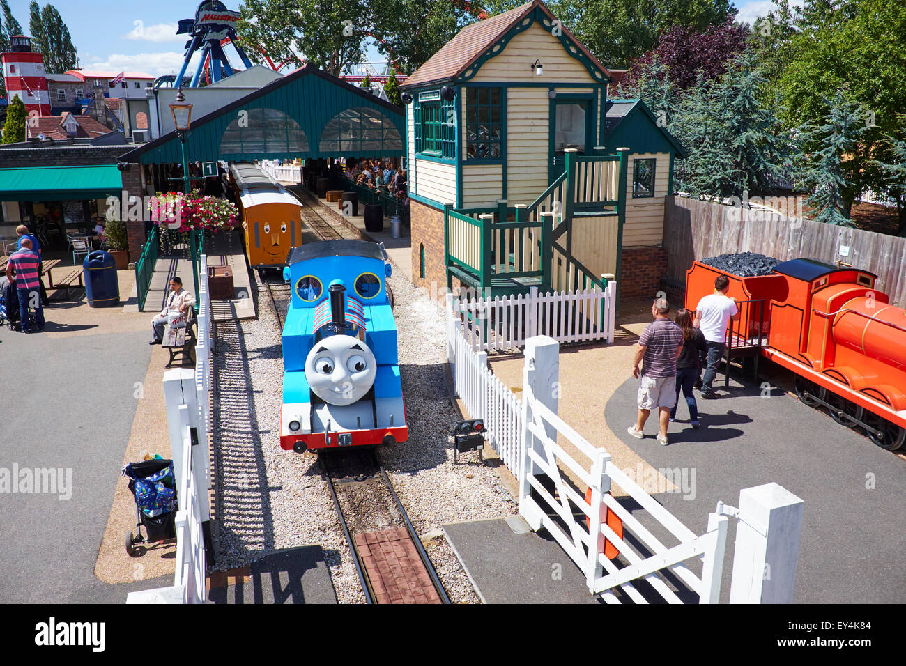 Vista sulla terra Thomas nel parco a tema Drayton Manor vicino a Tamworth Staffordshire REGNO UNITO Foto Stock