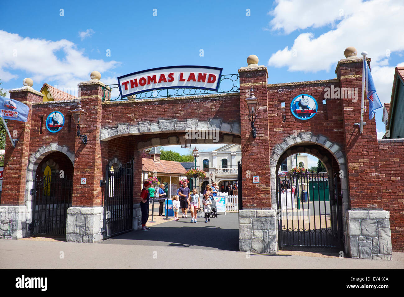 Ingresso alla terra Thomas nel parco a tema Drayton Manor vicino a Tamworth Staffordshire REGNO UNITO Foto Stock