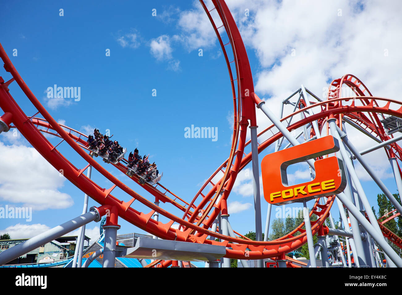 Forza G Rollercoaster nel parco a tema Drayton Manor vicino a Tamworth Staffordshire REGNO UNITO Foto Stock