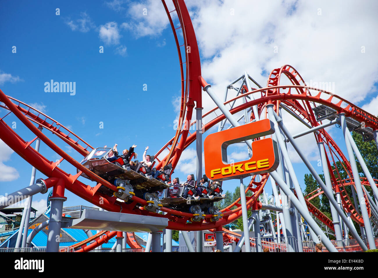 Forza G Rollercoaster nel parco a tema Drayton Manor vicino a Tamworth Staffordshire REGNO UNITO Foto Stock
