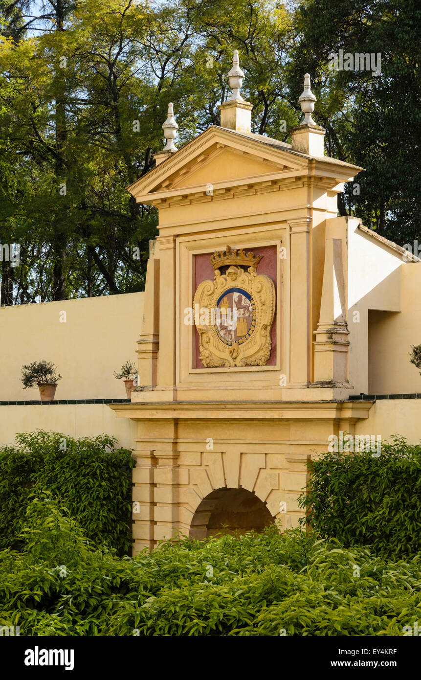 Un monumento eretto nei giardini del Real Alcazar, il Palazzo Reale di Siviglia,Spagna, Europa Foto Stock
