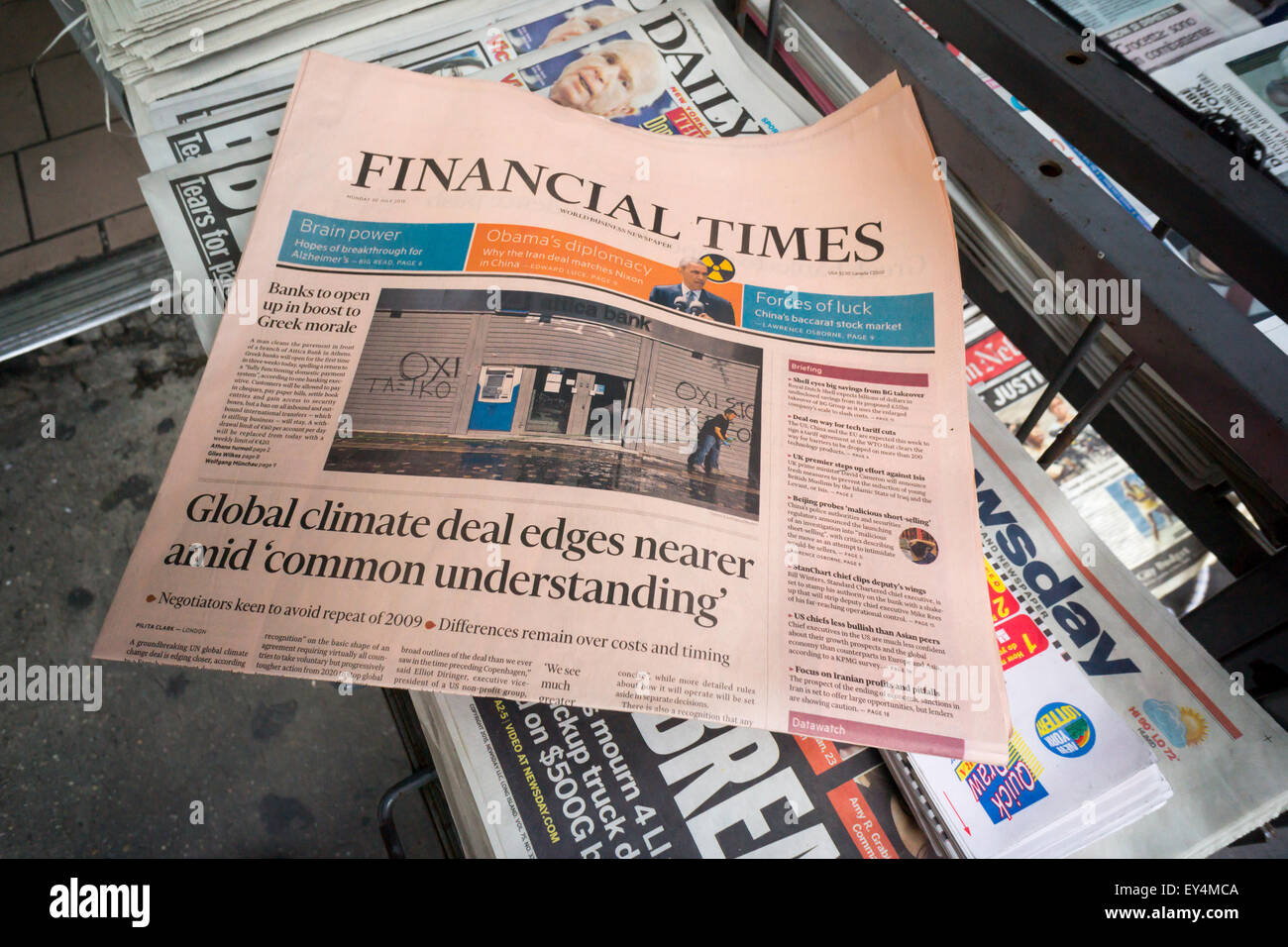 Una copia del color salmone Financial Times su una edicola in New York lunedì 20 luglio, 2015. Pearson PLC, il proprietario del business broadsheet, è segnalato per essere prendendo in considerazione la vendita del quotidiano che potrebbe portare quanto più di 1,6 miliardi di dollari. (© Richard B. Levine) Foto Stock